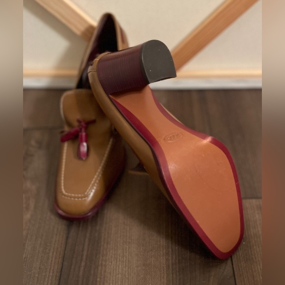 Tod’s Leather Taupe / Camel and Red Trim and Tassel Heels Sz 38.5 - Picture 2 of 7